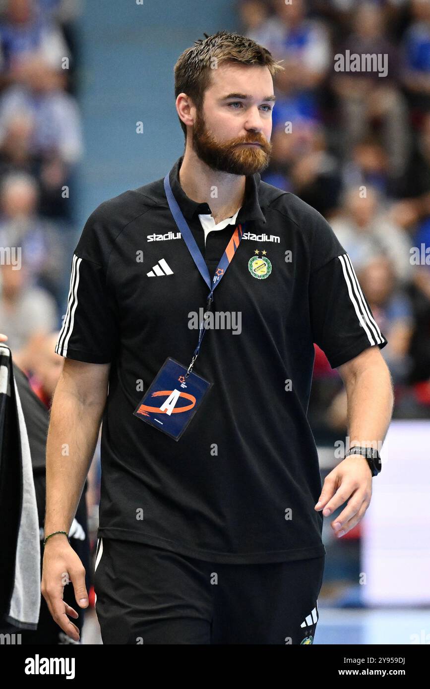 Hampus Fernebrand (Trainer IK Saevehof) Handball, EHF European Handball Federation, 2024-2025, Gruppenphase, Hinspiel, VfL Gummersbach (GER) vs. IK Saevehof (SWE), Schwalbe Arena Gummersbach, 08.10.2024 Foto: Eibner-Pressefoto/Jürgen Augst Stockfoto