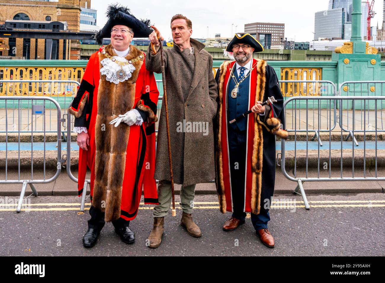 Der Lord Mayor of London posiert für Fotos mit dem Schauspieler Damian Lewis vor der Annual Sheep Drive & Livery Fair, Southwark Bridge, London, UK. Stockfoto
