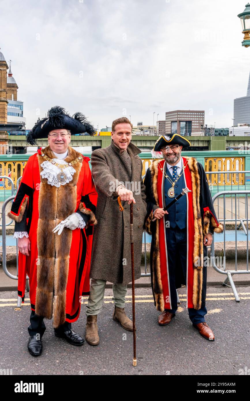 Der Lord Mayor of London posiert für Fotos mit dem Schauspieler Damian Lewis vor der Annual Sheep Drive & Livery Fair, Southwark Bridge, London, UK. Stockfoto