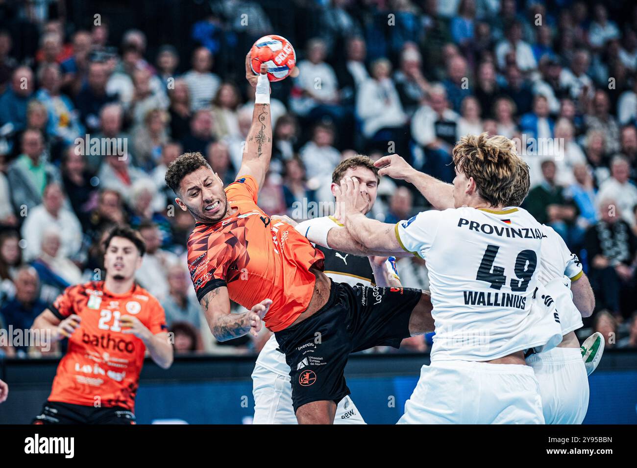 Guilherme Linhares de Souza (Bathco BM. Torrelavega, #07), Magnus Landin (THW Kiel, #07), Karl Wallinius (THW Kiel, #49) GER, THW Kiel vs. Bathco BM. Torrelavega, Handball, EHF European League, Spieltag 1, Saison 2024/2025, 08.10.2024 Foto: Eibner-Pressefoto/Marcel von Fehrn Stockfoto