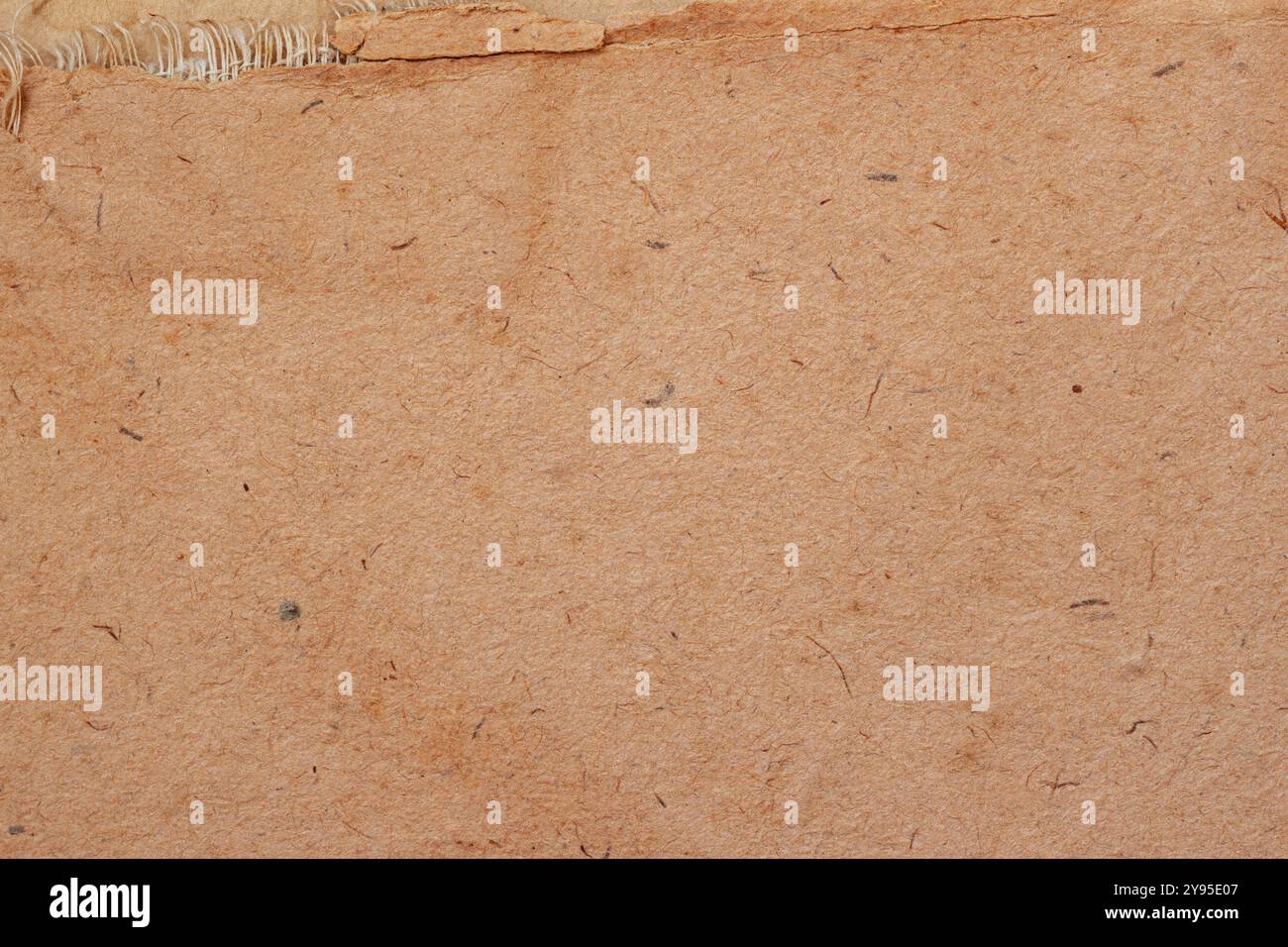 Nahaufnahme eines zerrissenen braunen Papiers mit faseriger Textur, rohen und handgefertigten Qualitäten Stockfoto