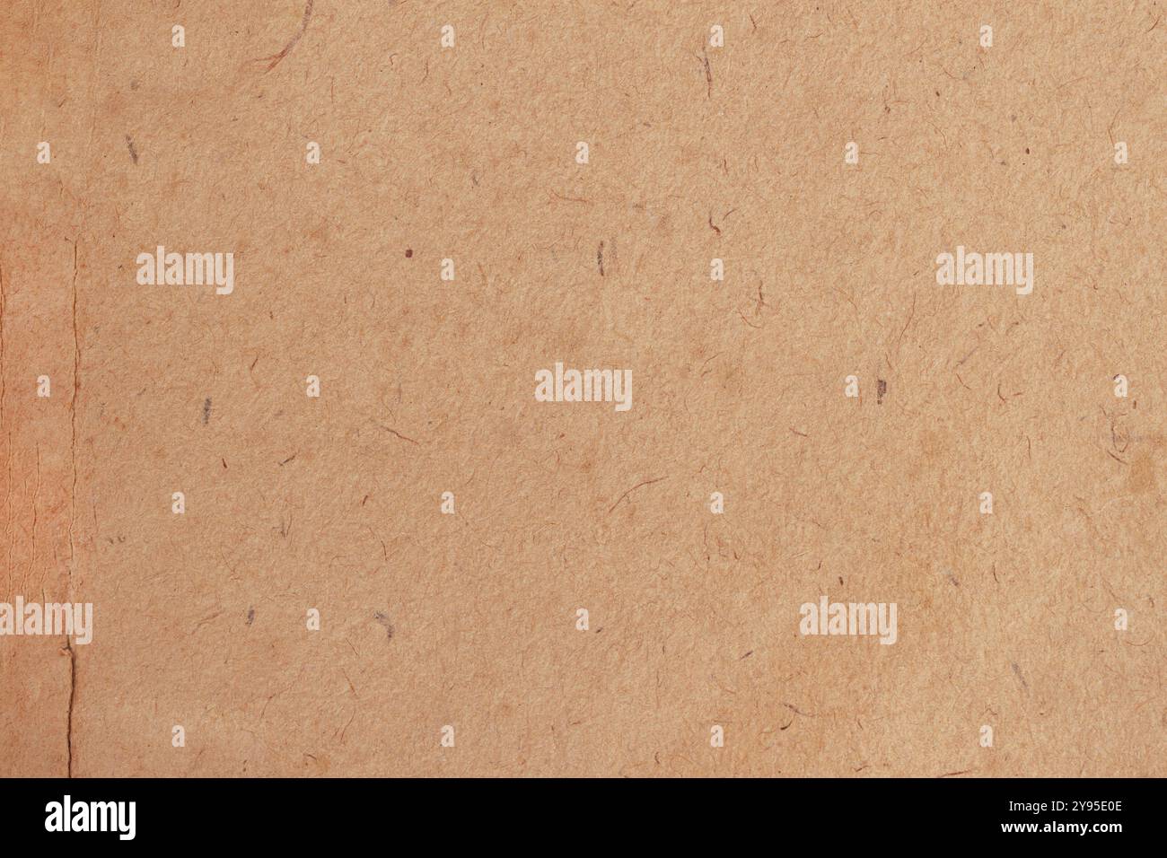 Braunes, strukturiertes Papier mit sichtbaren Faserdetails für eine rustikale und Vintage-Ästhetik Stockfoto