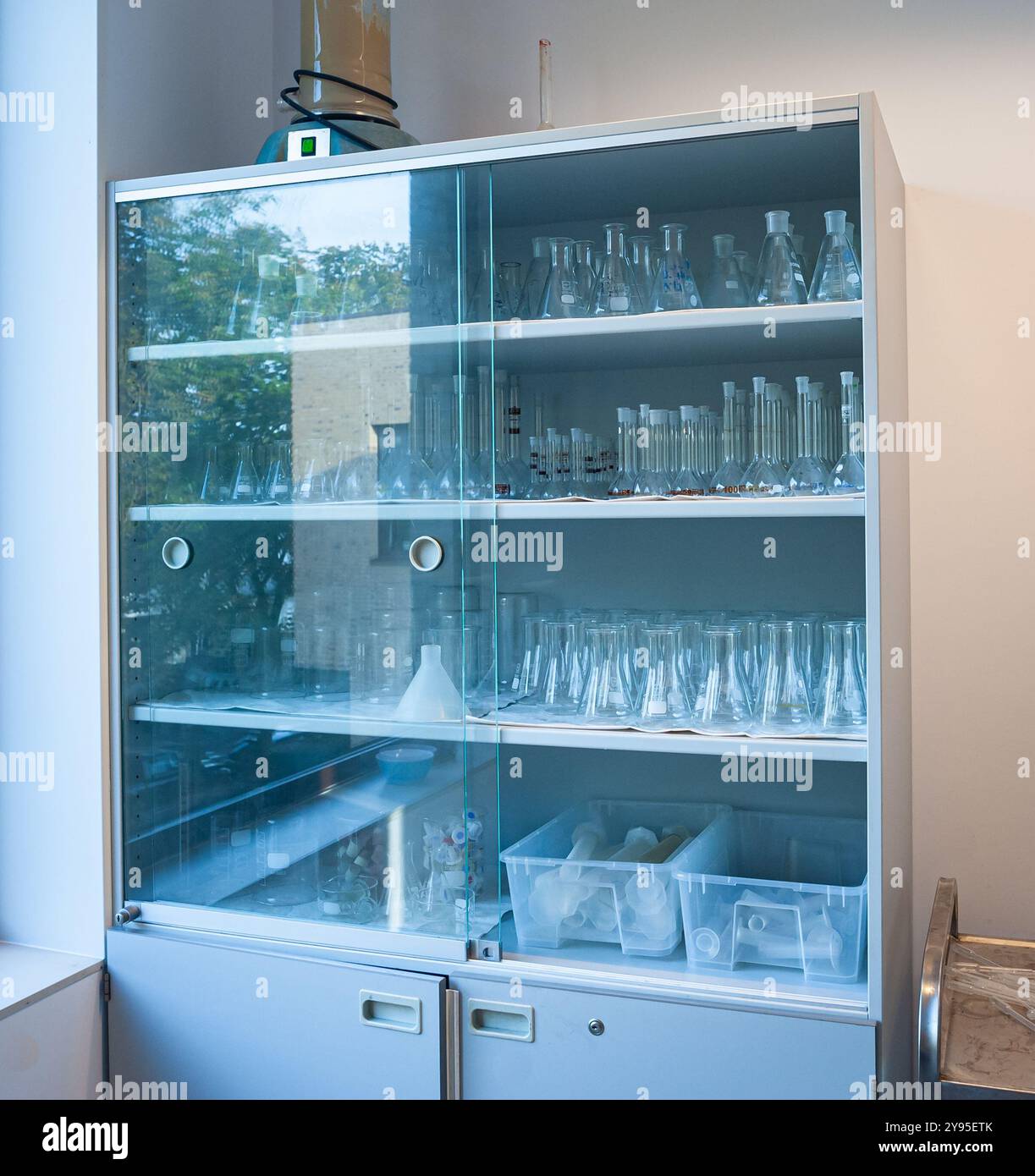 Glasschrank mit Glaswaren für Laborarbeiten an einer Gymnasialschule Stockfoto