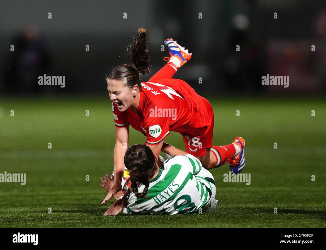 Caitlin Hayes von Celtic trifft beim Gruppenspiel der UEFA Women's Champions League im New Douglas Park in Hamilton auf Sophie te Brake des FC Twente. Bilddatum: Dienstag, 8. Oktober 2024. Stockfoto