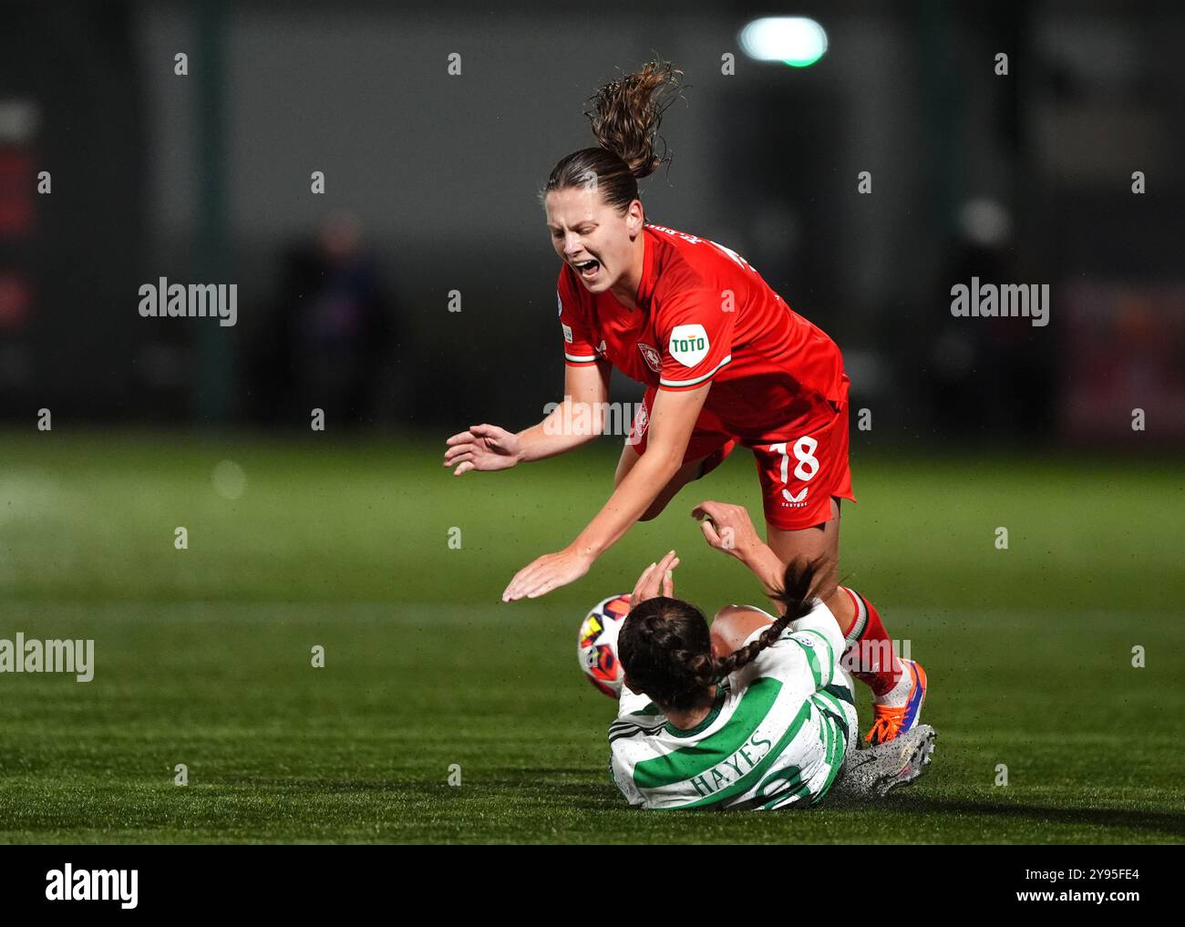 Caitlin Hayes von Celtic trifft beim Gruppenspiel der UEFA Women's Champions League im New Douglas Park in Hamilton auf Sophie te Brake des FC Twente. Bilddatum: Dienstag, 8. Oktober 2024. Stockfoto