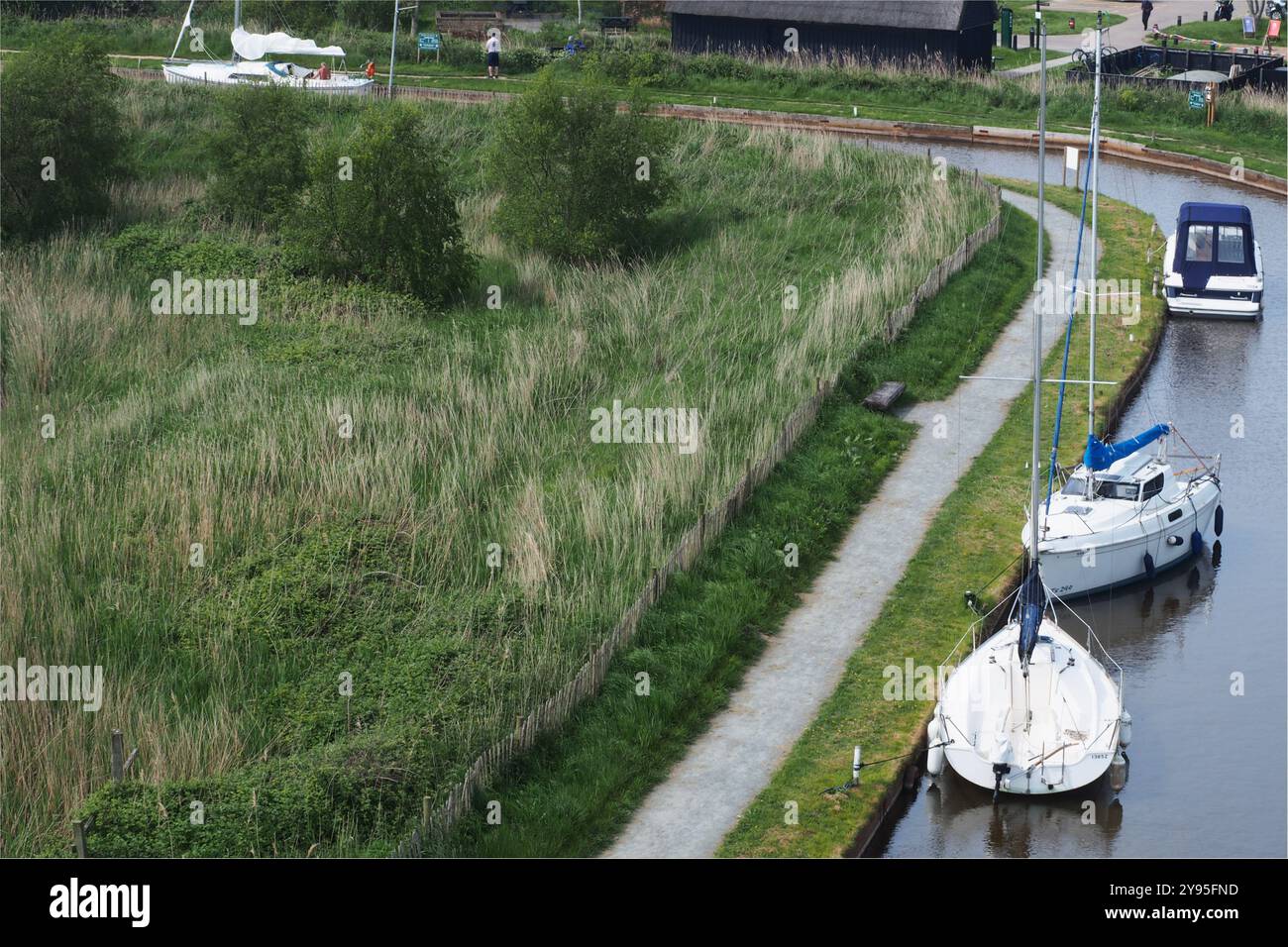 Ein Blick von der obersten Etage der Horsey Windpumpe auf den Wasserkanal mit Yachten darunter, Norfolk, England, Großbritannien Stockfoto