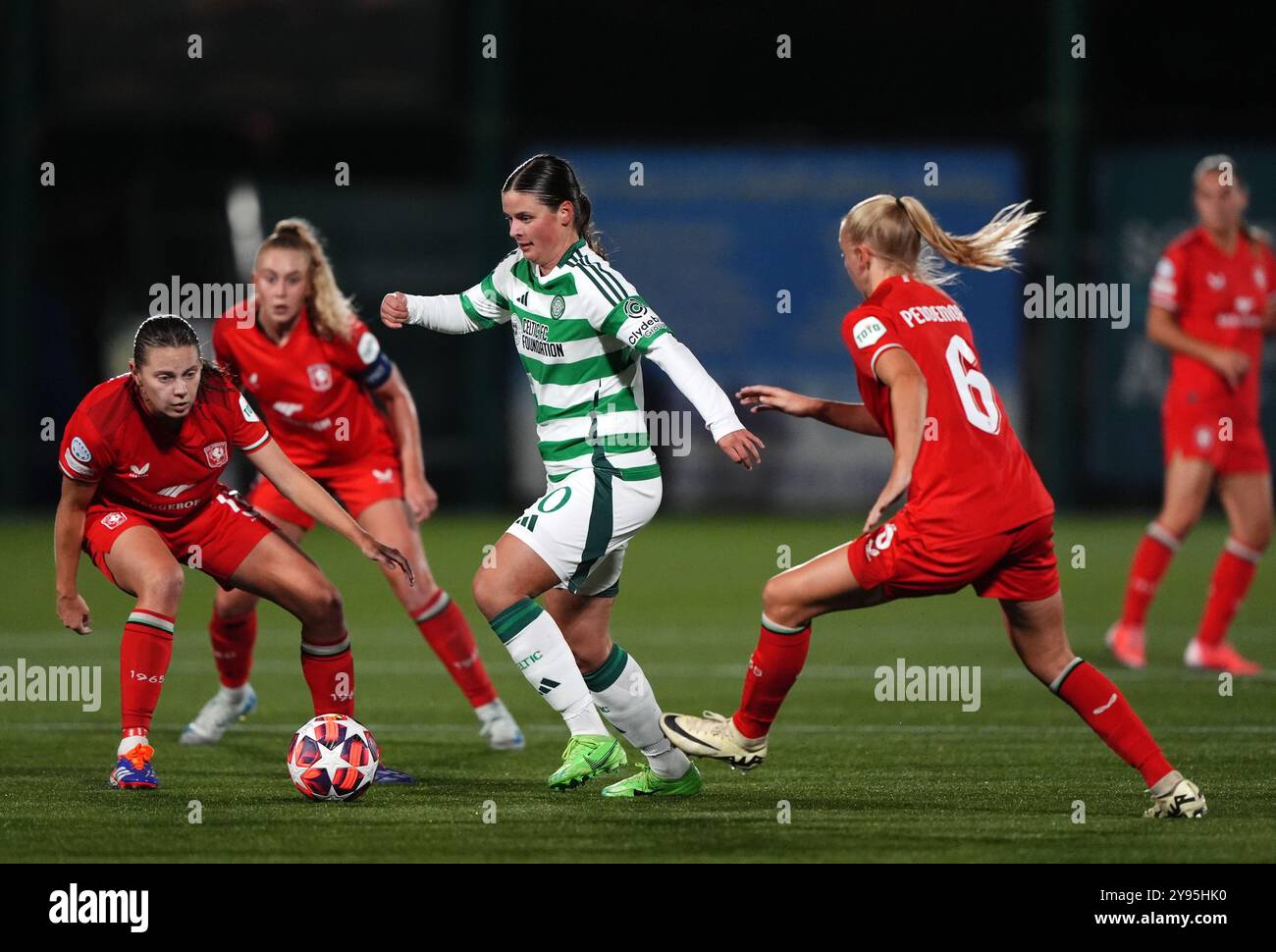 FC Twente’s Sophie te Brake, Celtic’s Mathilde Carstens und FC Twente’s Ella Peddemors kämpfen um den Ball während der UEFA Women's Champions League, einem Gruppenspiel im New Douglas Park, Hamilton. Bilddatum: Dienstag, 8. Oktober 2024. Stockfoto