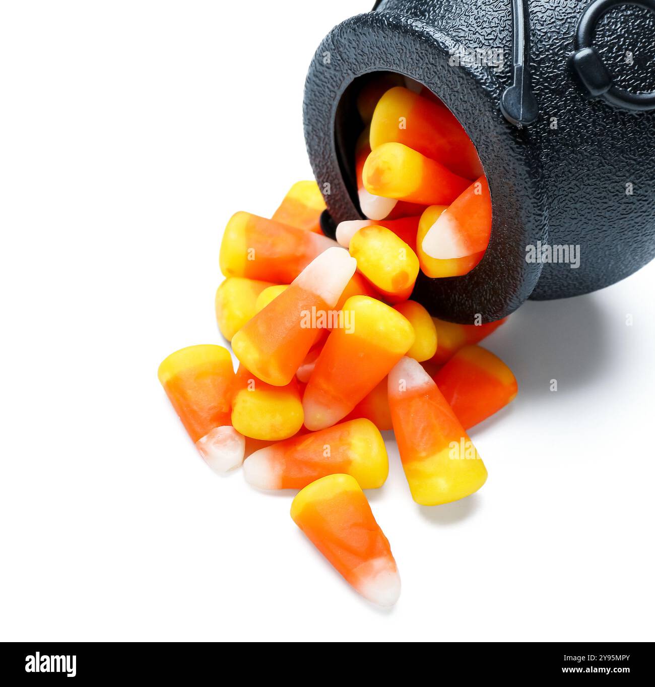 Kessel mit leckeren Halloween-Bonbons auf weißem Hintergrund, Nahaufnahme Stockfoto