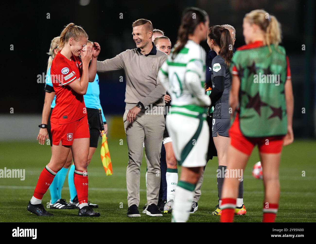 Lieske Carleer und Trainer Joran Pot feiern nach dem Gruppenspiel der UEFA Women's Champions League in New Douglas Park, Hamilton. Bilddatum: Dienstag, 8. Oktober 2024. Stockfoto