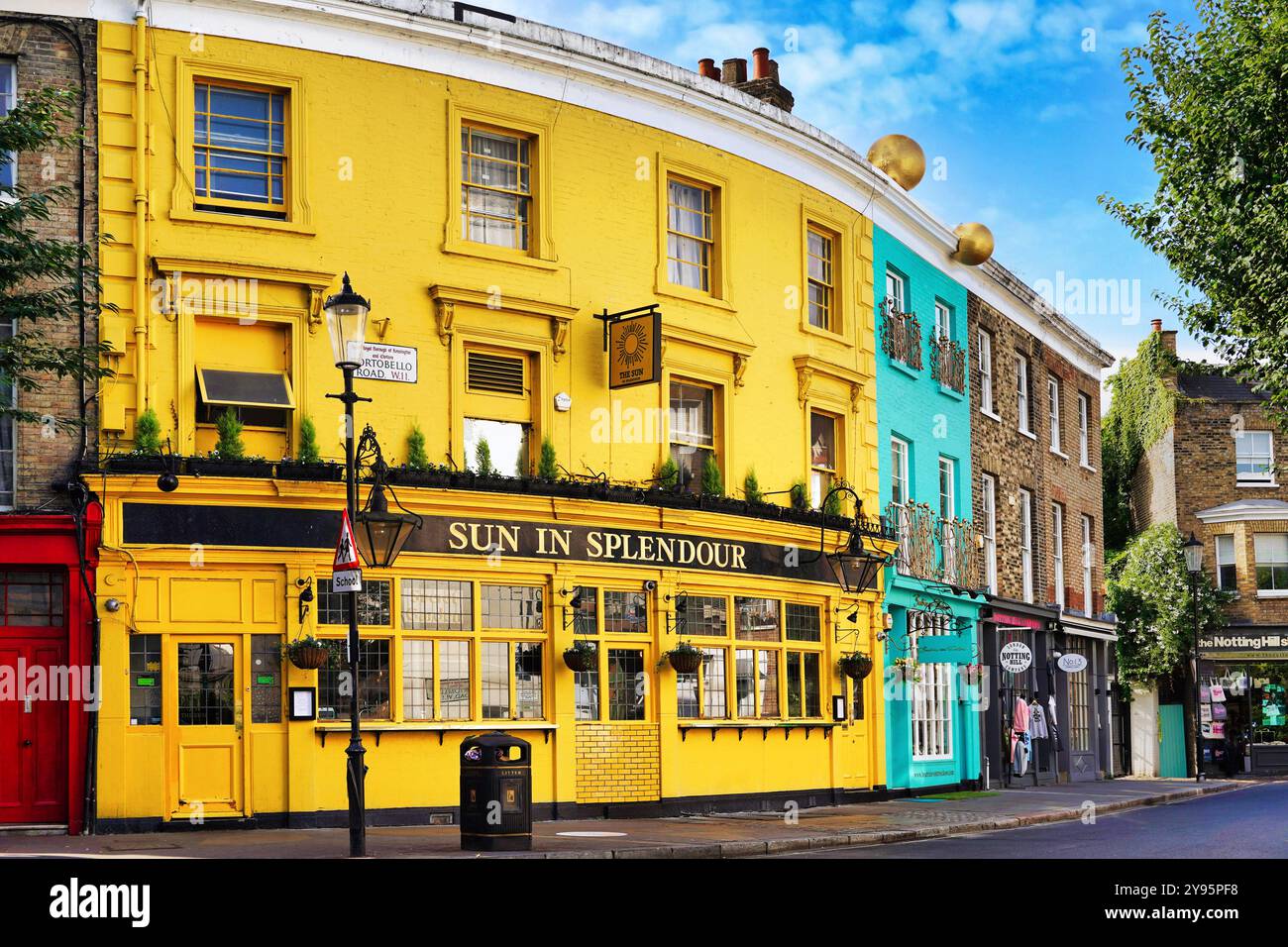 Farbenfrohe Geschäfte im Viertel Portobello Road in Notting Hill, London Stockfoto