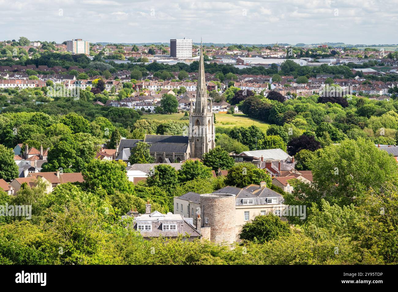 Die Sonne scheint auf dem Turm der Holy Trinity Church, Stapleton, in Bristol, mit dem Stadtbild von Easville, Crofts End und Speedwell dahinter. Stockfoto