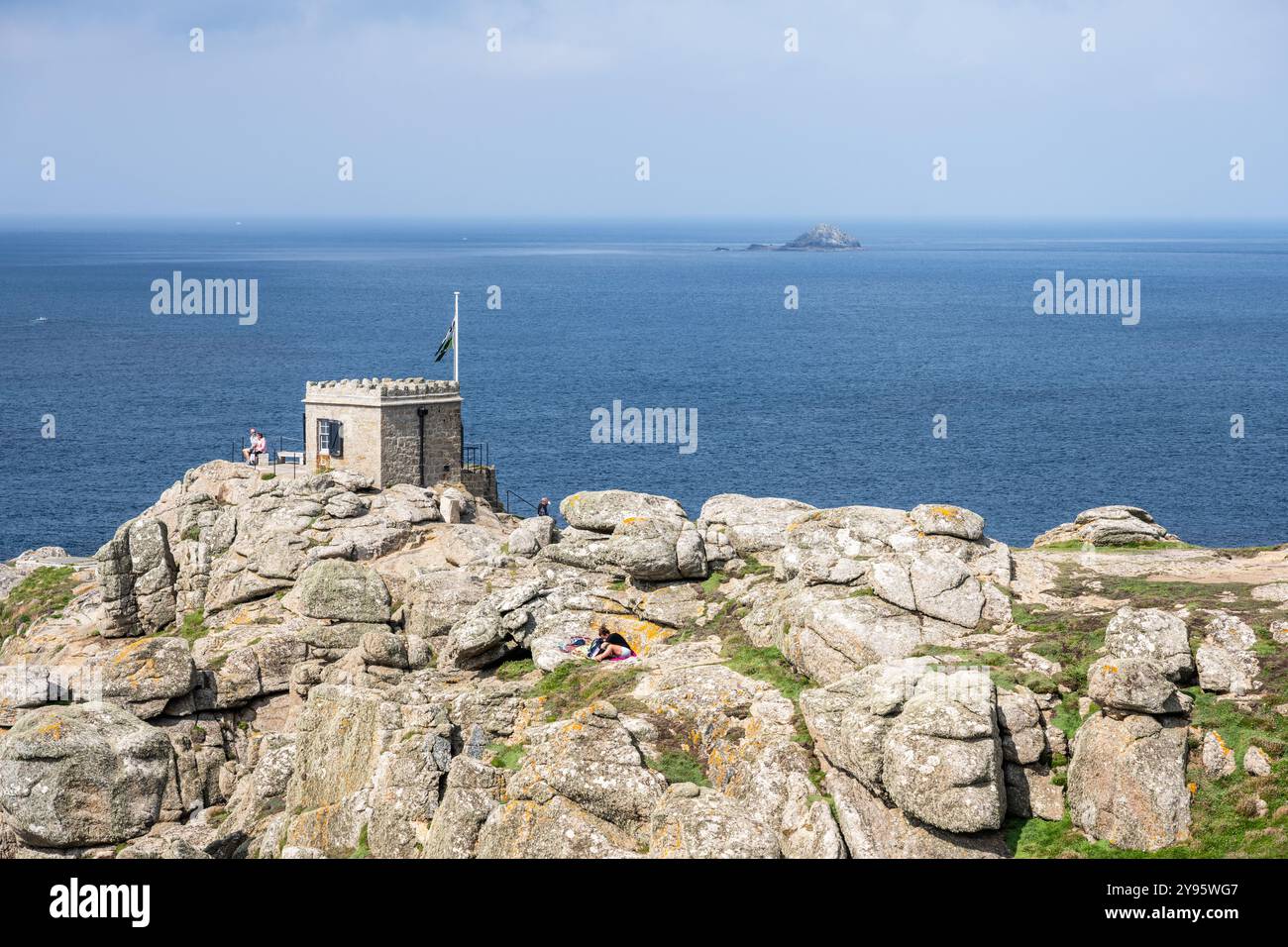 Wanderer halten am Aussichtspunkt der Küstenwache von Sennen auf dem South West Coast Path von Cornwall. Stockfoto