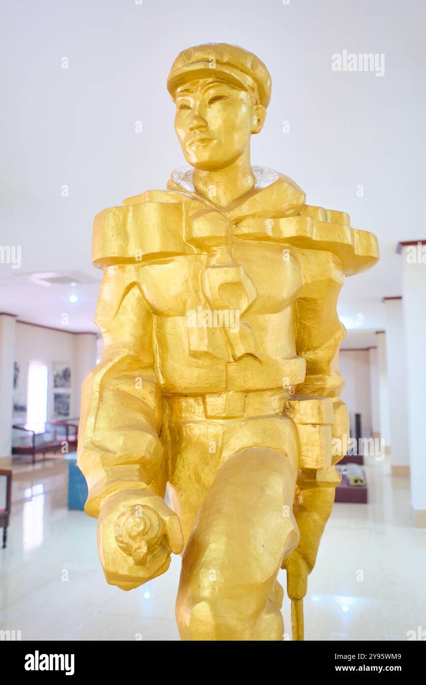 Eine goldene Statue, Skulptur im kubistischen, brutalistischen Stil eines befreienden Soldaten. Im Laotischen Nationalmuseum. In Vientiane, Laos. Stockfoto