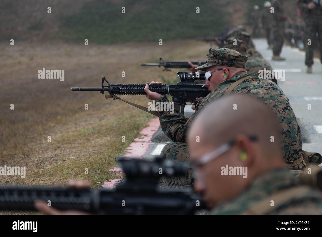 U.S. Marine Corps rekrutiert mit Delta Company, 1. Rekrut Training Battalion, sieht während eines Tisches einen Feuerlauf im Marine Corps Base Camp Pendleton, Kalifornien, 3. Oktober 2024. Die Tabelle 1 dient dazu, Rekruten die grundlegenden Grundlagen der Schusskunst und der Gewehrsicherheit näher zu bringen. (Foto des U.S. Marine Corps von CPL. Elliott A. Flood-Johnson) Stockfoto