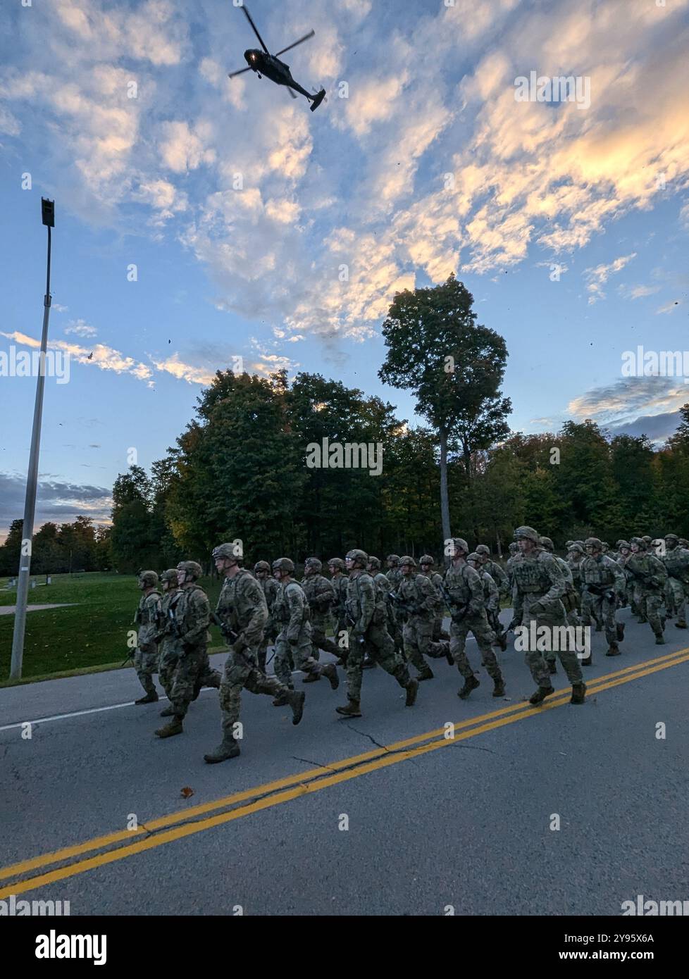 Soldaten mit 2. Bataillon, 14. Infanterieregiment und 2. Brigade Combat Team starteten am 8. Oktober den Dragon Heritage Day in Fort Drum mit einer Kranzniederlegung und dem traditionellen Mogadischu Mile Run zum Gedenken an den 31. Jahrestag der Schlacht von Mogadischu in Somalia. Der Tag des Drachenerbes ist eine Gelegenheit für Soldaten, die Geschichte der Einheit zu lernen und zu feiern, sich mit Veteranen zu verbinden und Kameradschaft aufzubauen. (Foto: Mike Strasser, Fort Drum Garrison Public Affairs) Stockfoto