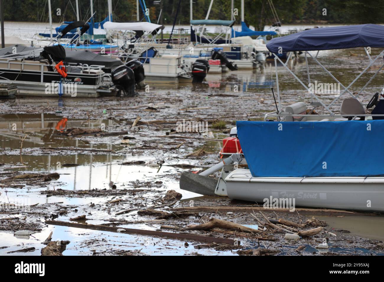 LTC Anthony Funkhouser, stellvertretender Befehlshaber des USACE Norfolk District, und Robert Angrisani, Chief of Emergency Management, Norfolk District, untersuchen die umfangreichen Trümmer im Claytor Lake, VA, nach dem Tropischen Sturm Helene. Stockfoto