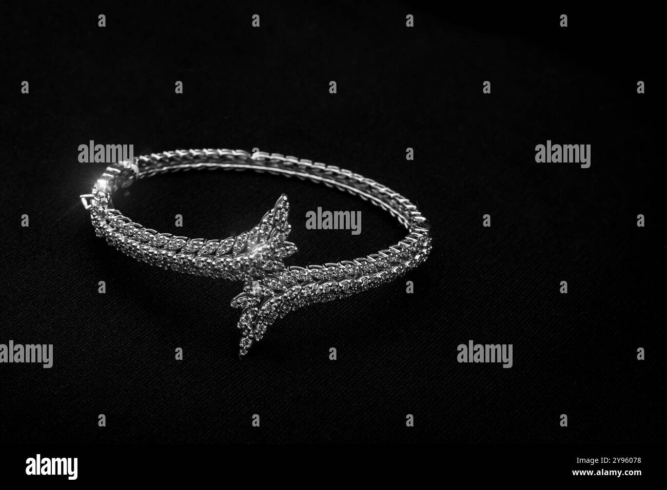 Eine exquisite Halskette aus Weißgold mit einem strahlenden Diamantanhänger. Dieses luxuriöse Schmuckstück verkörpert Eleganz und zeitlose Schönheit Stockfoto