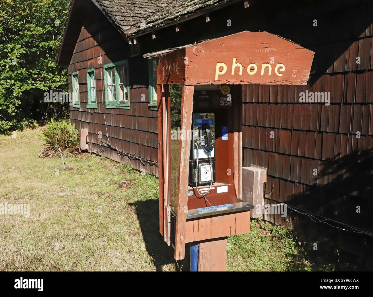 Eine seltene öffentliche Telefonzelle im Visitor's Center im Prairie Creek State Park im Redwoods National Park in Nordkalifornien. Stockfoto