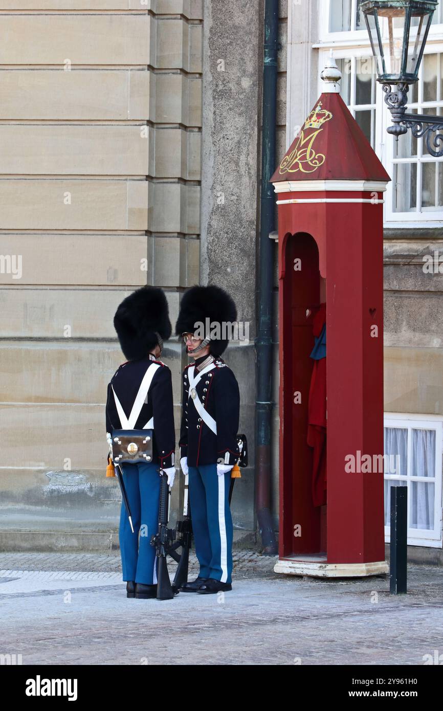 Wachen sprechen während der Wächterumstellung im Schloss Amalienborg, Kopenhagen Stockfoto