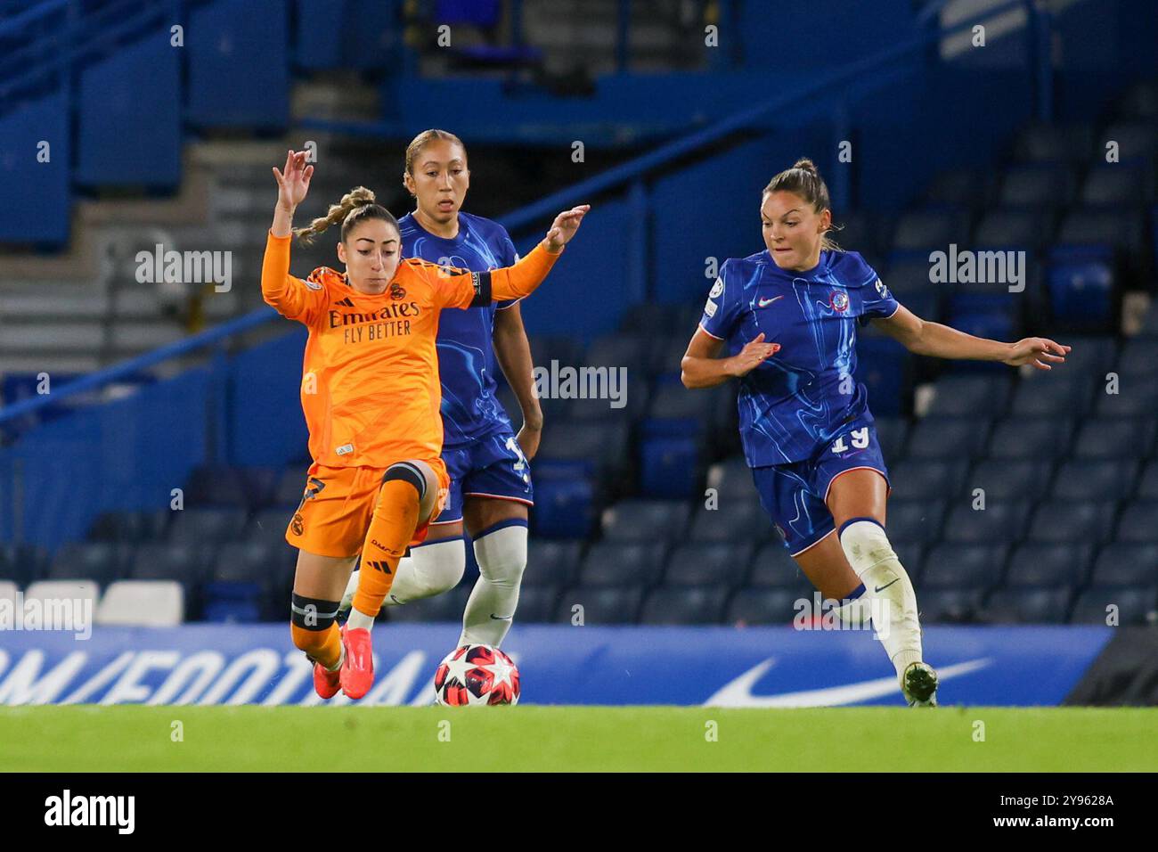 London, Großbritannien. Oktober 2024. London, England, 8. Oktober 2024: Olga Carmona (7 Real Madrid) und Johanna Rytting Kaneryd (19 Chelsea) kämpfen um den Ball während des UEFA Women's Champions League Spiels zwischen Chelsea und Real Madrid an der Stamford Bridge in London (Alexander Canillas/SPP). /Alamy Live News Stockfoto