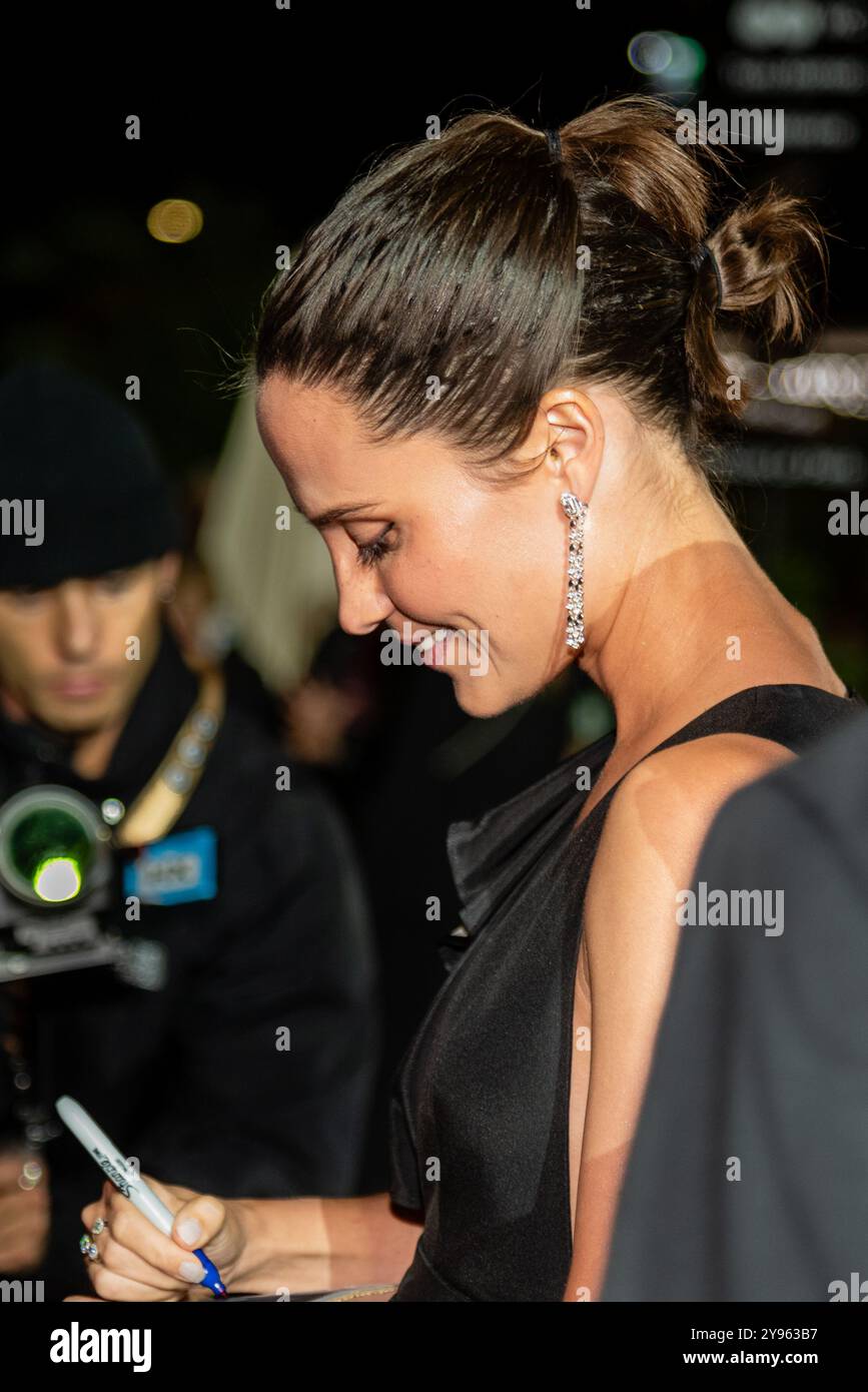 Zürich, Schweiz. Oktober 2024. Alicia Vikander signiert Autogramme auf dem grünen Teppich für den Film „The Assessment“ beim 20. Zürcher Filmfestival. Quelle: Fabienne Koch/Alamy Live News Stockfoto