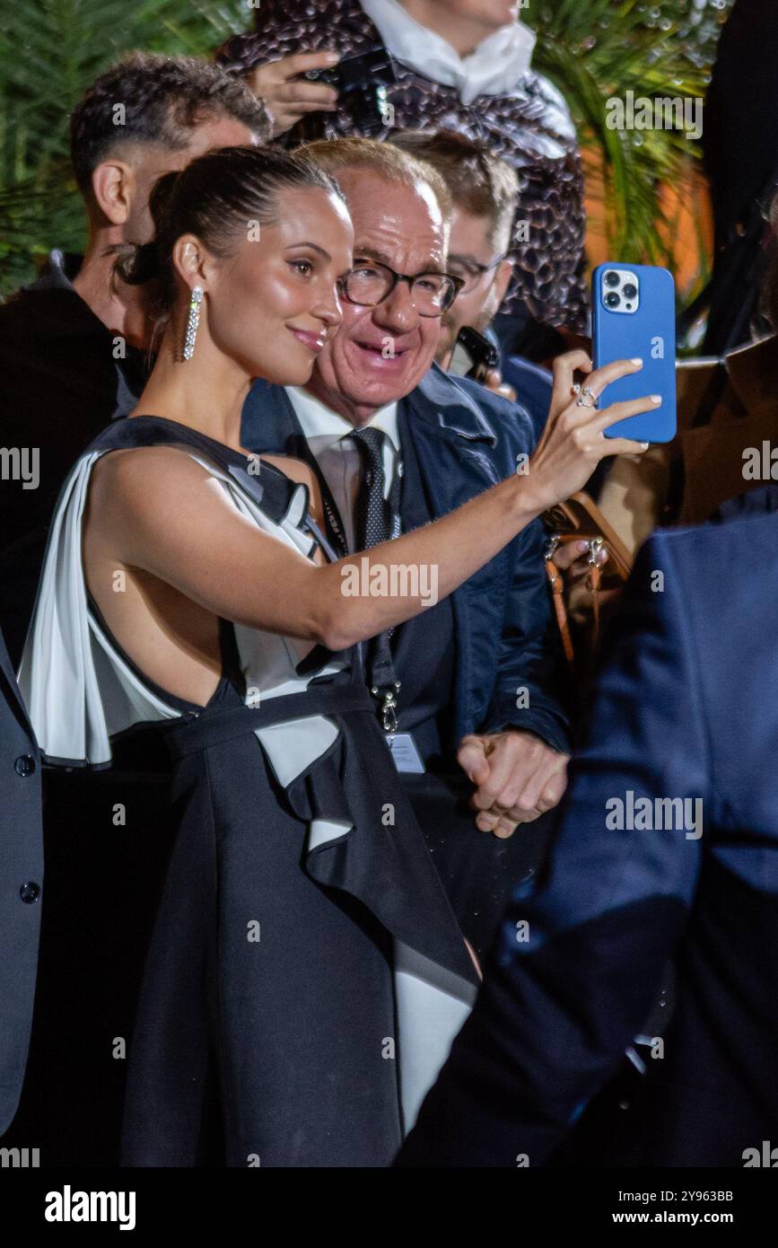 Zürich, Schweiz. Oktober 2024. Alicia Vikander macht Selfies mit Fans auf dem grünen Teppich für den Film „The Assessment“ beim 20. Zürcher Filmfestival. Quelle: Fabienne Koch/Alamy Live News Stockfoto