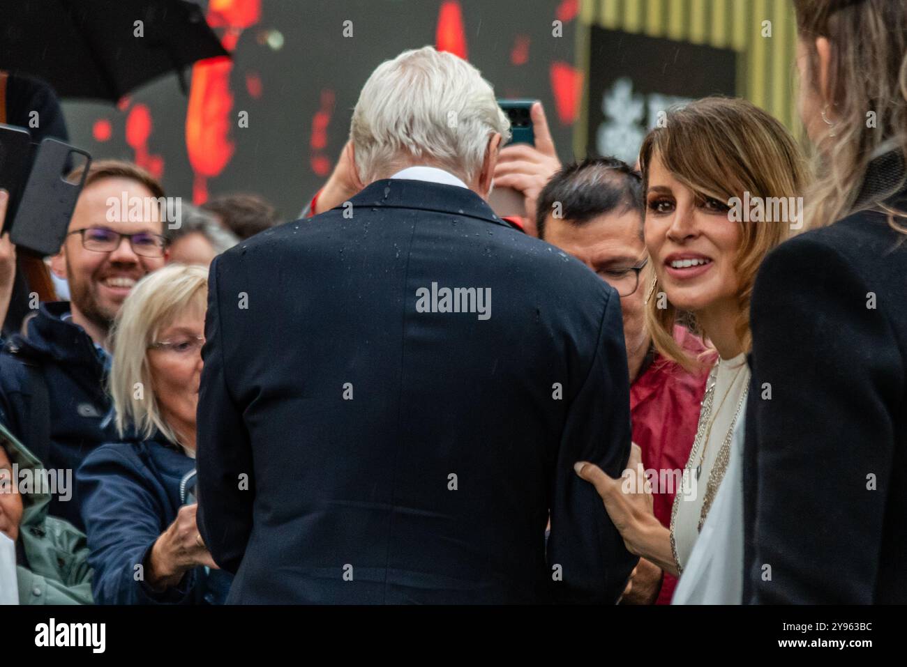 Zürich, Schweiz. Oktober 2024. Alejandra Gere und Richard Gere auf dem grünen Teppich zur Uraufführung des Schweizer Dokumentarfilms "Wisdom of Happiness" beim 20. Zürcher Filmfestival. Quelle: Fabienne Koch/Alamy Live News Stockfoto