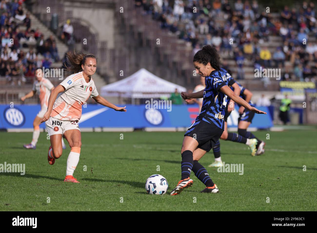 Mailand, Italien. Oktober 2024. Ghoutia Karchouni vom FC Internazionale schießt als Frederikke Thogersen von AS Roma während des Serie A Femminile Matches in der Arena Civica Gianni Brera, Mailand, in den Torschützen. Der Bildnachweis sollte lauten: Jonathan Moscrop/Sportimage Credit: Sportimage Ltd/Alamy Live News Stockfoto