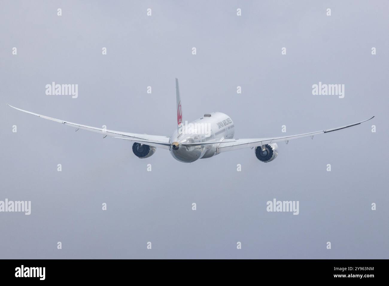 Die Boeing 787 Dreamliner von Japan Airlines startet vom Flughafen Helsinki Stockfoto