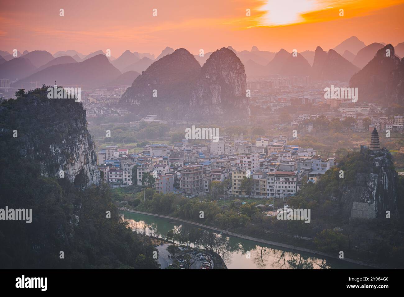 Fernweh. Panoramablick Auf Die Guilin Mountains. Beliebtestes und schönstes Reiseziel in China. Chinesisches UNESCO-Weltnaturerbe in Fog Stockfoto
