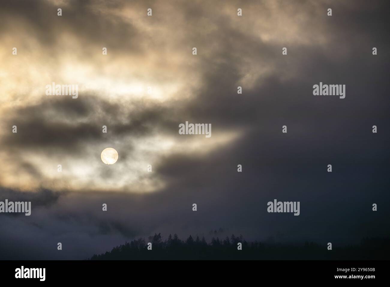 Sonne über einer Bergkette, die durch Morgenwolken und Nebel bricht, Leoben, Steiermark, Österreich, Europa Stockfoto