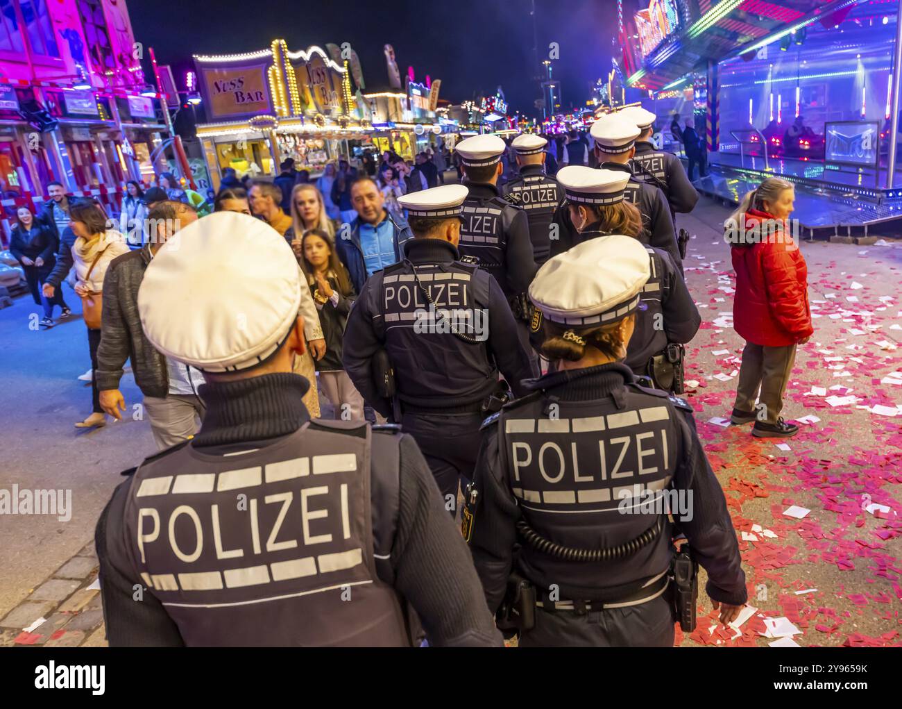 Die Polizei patrouilliert abends auf dem Cannstatter Volksfest, um die Sicherheit zu gewährleisten. Es ist eines der wichtigsten traditionellen Feste. Bad Cannstatt, Stut Stockfoto