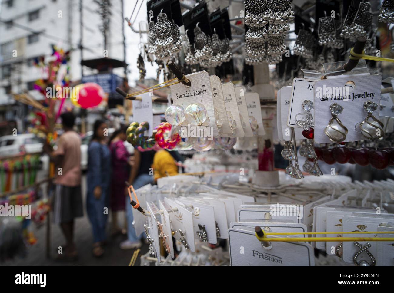 Frauen kaufen Schmuck auf dem Straßenmarkt vor dem Durga Puja Festival am 7. Oktober 2024 in Guwahati, Indien. Das Einkaufen vor Durga Puja ist ein wichtiger Punkt Stockfoto