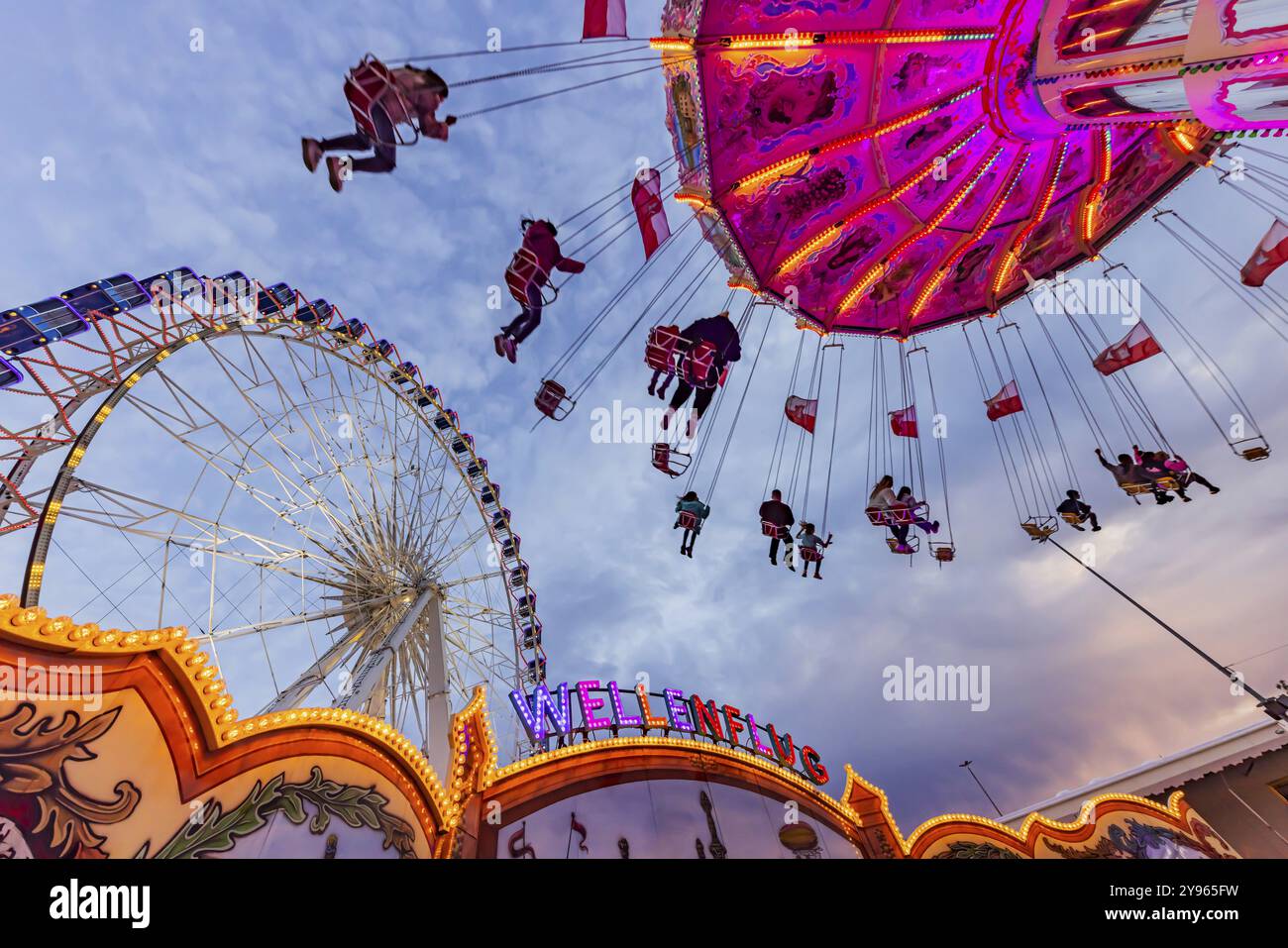 Kettenkarussell und Riesenrad am Abend. 177. Cannstatter Volksfest im Cannstatter Wasen. Bad Cannstatt, Stuttgart, Baden-Württemberg, Ge Stockfoto