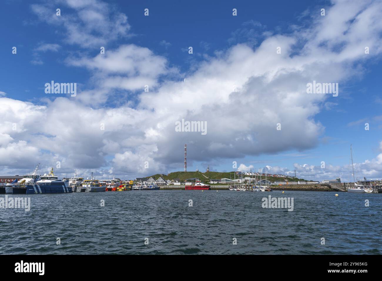 Blick von Südosten zu Hafenanlagen, Unterland und Oberland, vor der Küste gelegene Insel Helgoland, blauer Himmel, Yachthafen, Funkturm, Nordsee, Bezirk Pinn Stockfoto