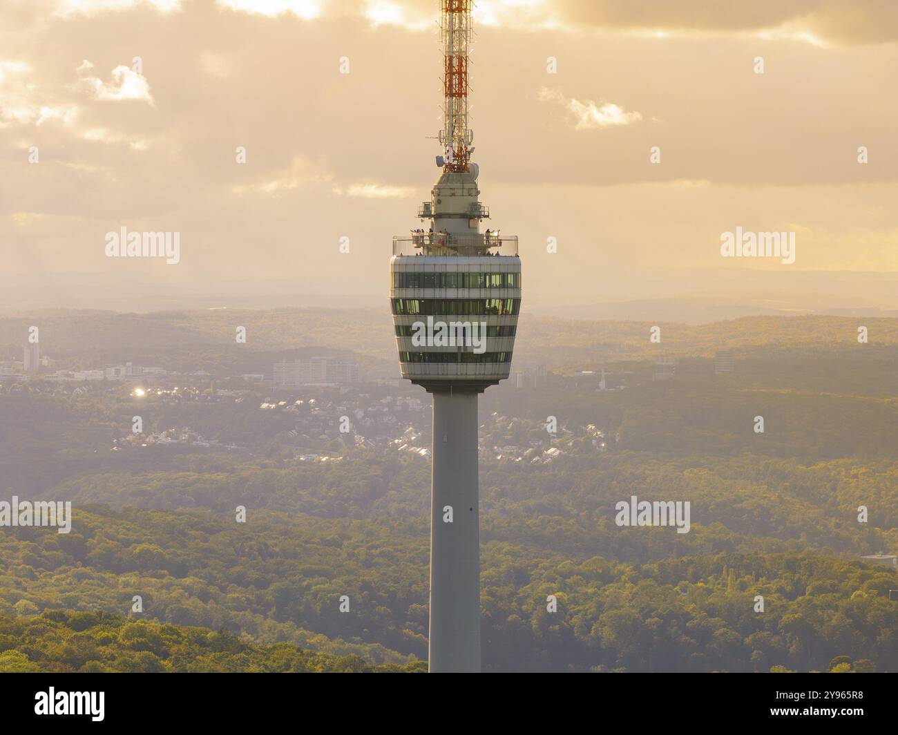 Nahaufnahme des Fernsehturms mit Wald und Hügeln im Hintergrund in der goldenen Abendsonne, Stuttgart, Deutschland, Europa Stockfoto