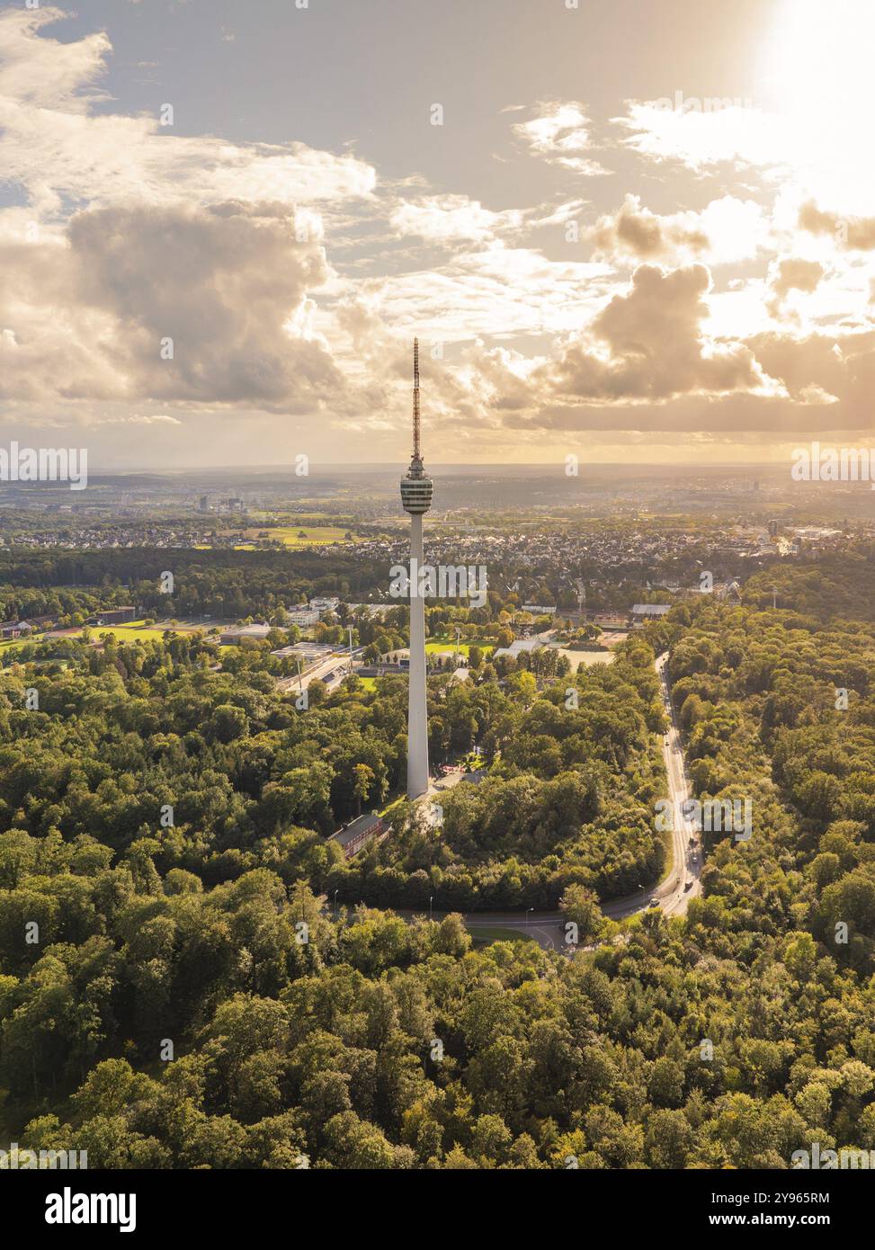 Der Fernsehturm erhebt sich über einem weitläufigen Waldgebiet, das von sanften Lichtstrahlen getaucht ist, Stuttgart, Deutschland, Europa Stockfoto