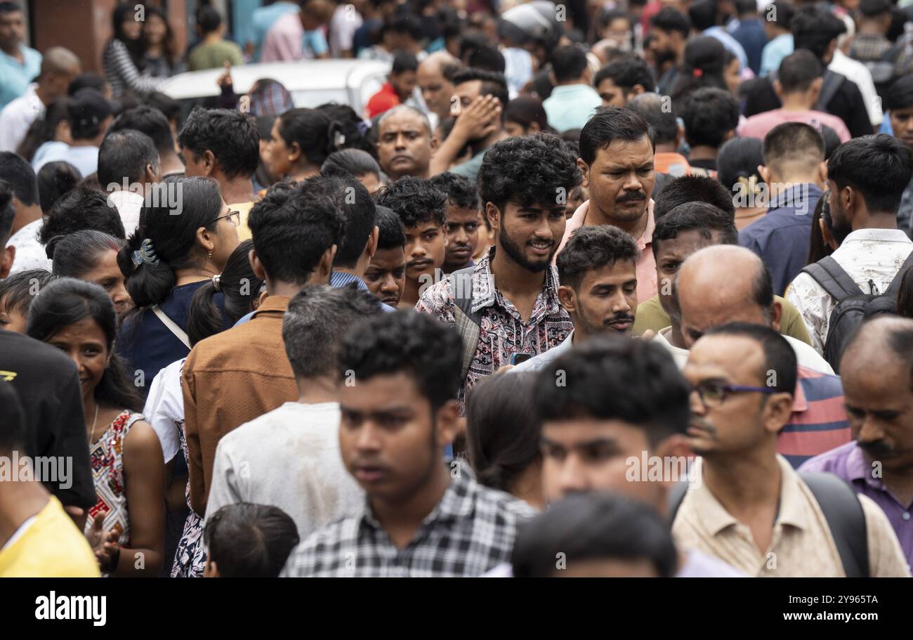 Menschenmenge, die auf einem Straßenmarkt vor dem Durga Puja Festival am 7. Oktober 2024 in Guwahati, Indien, einkaufen will. Das Einkaufen vor Durga Puja ist ein großes Thema Stockfoto