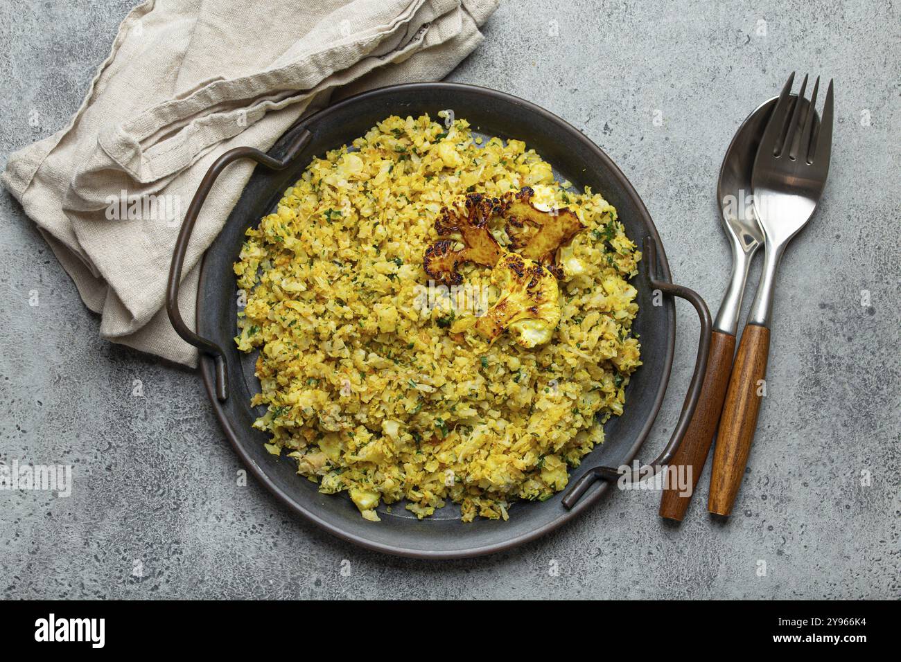 Gebratener Blumenkohl-Reis oder Couscous mit Dill auf dem Teller, gesunde kohlenhydratarme Gemüse-Beilage für Keto-Diät und gesunde kalorienarme Ernährung Stockfoto