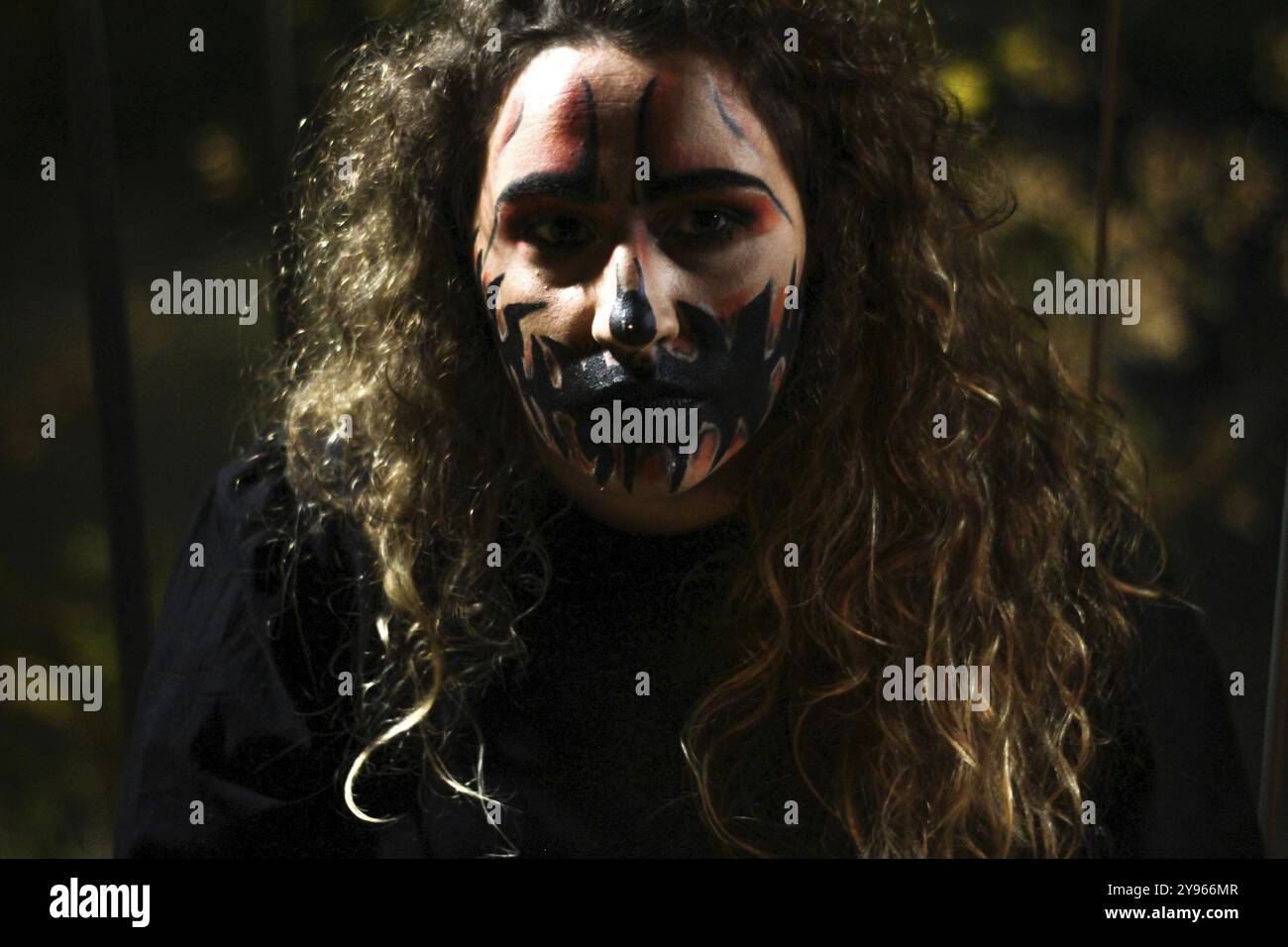 Porträt einer Frau mit Halloween-Schädel-Make-up. Horror-Grusel-Skelett-Visage-Konzept Stockfoto