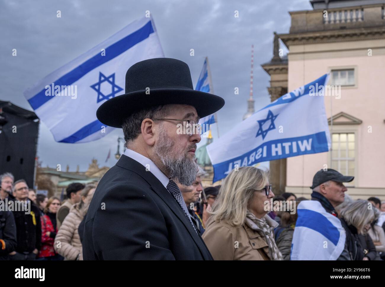 Deutschland, Berlin, 07.10.2024, Bebelplatz, Gedenken an den Hamas-Terror am 7. Oktober 2023, Rabbiner Dovid Roberts, Kahal Adass Yisroel Synagoge, Europa Stockfoto