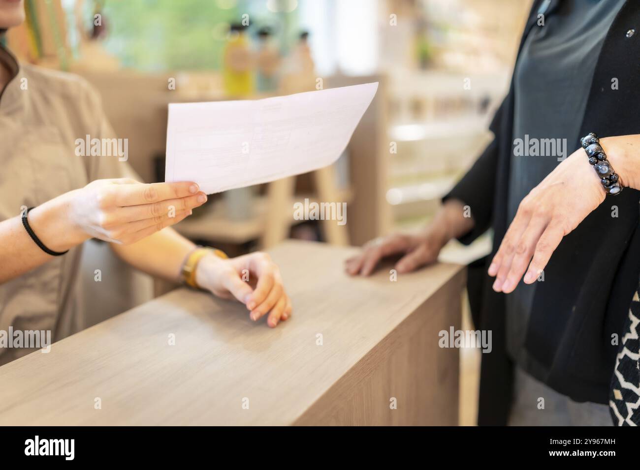 Nahaufnahme einer jungen Apothekerin, die im Laden die Verschreibung eines Medikaments liest Stockfoto