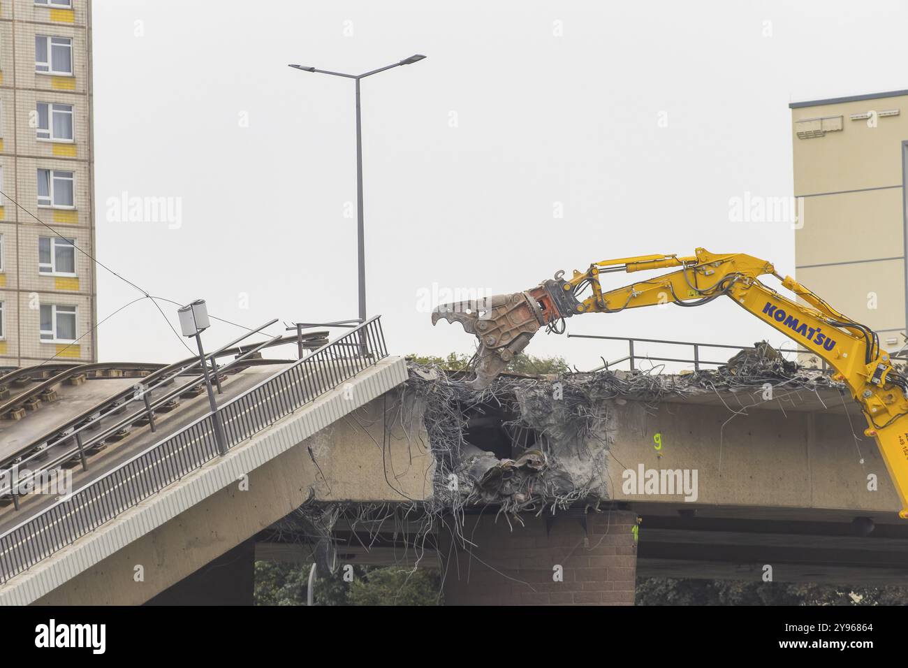 Nach dem teilweisen Einsturz der Carola-Brücke begannen die Abrissarbeiten auf der Altstadtseite, der Abriss der Carola-Brücke in Dresden, Dresden, Sachsen Stockfoto