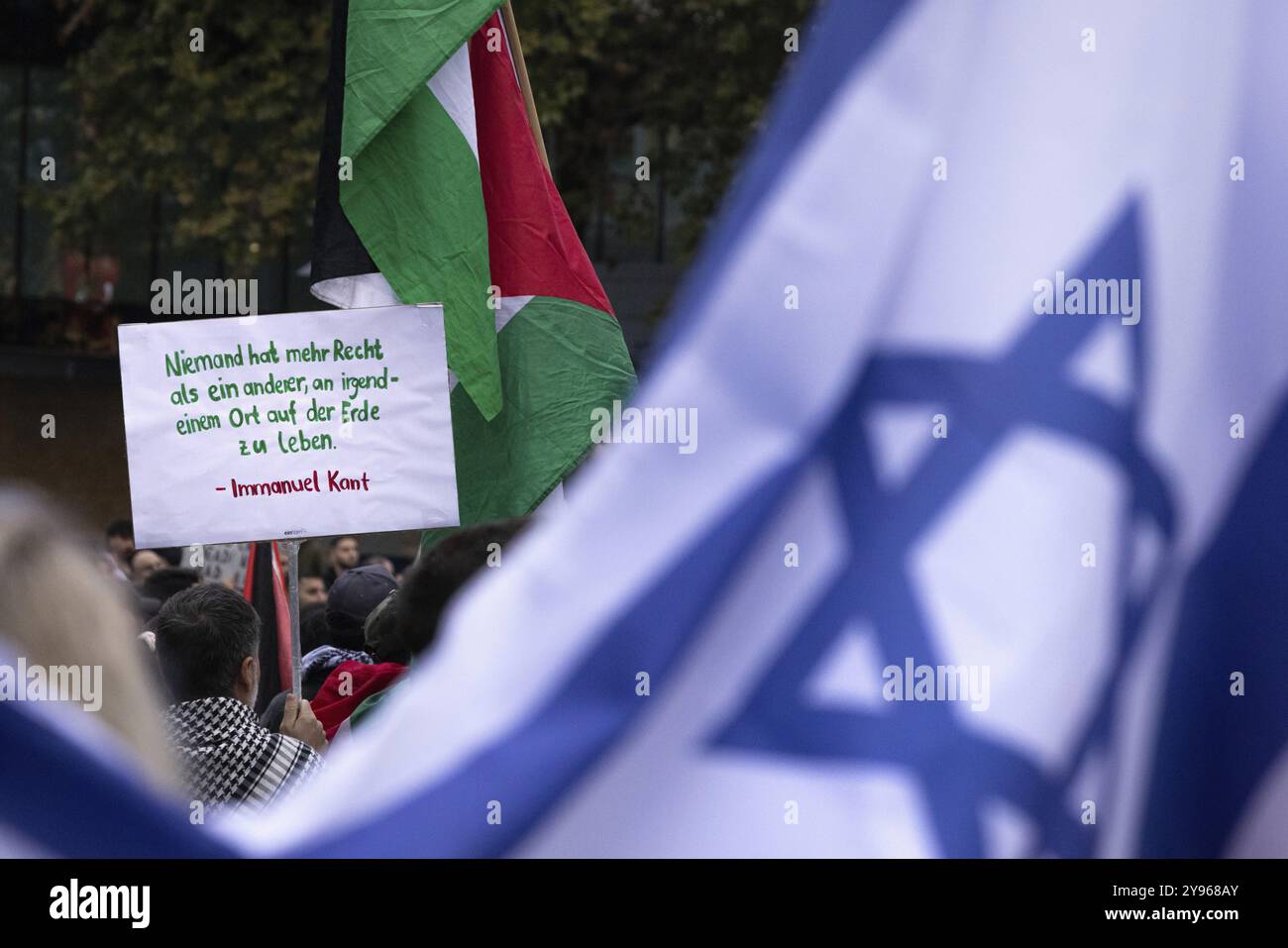 Rund 400 Menschen nehmen am 7. Oktober 2024 an einer pro-palästinensischen Demonstration auf dem Rossmarkt in Frankfurt am Main Teil. Die Kundgebung wird von einem MAS begleitet Stockfoto