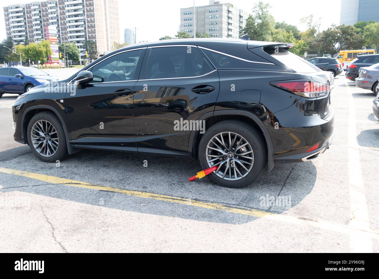 Zum Schutz vor Autodiebstahl wird ein müdes Schloss auf einem Lexus SUV angebracht Stockfoto