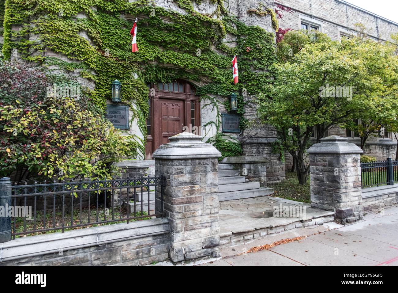 Die 1930 erbaute U-Bahnstation Toronto Hydro Glengrove besticht durch eine im gotischen Stil erbaute Architektur mit Efeu bedeckten, rauen Steinen, bogenförmigen Türen und WIN Stockfoto