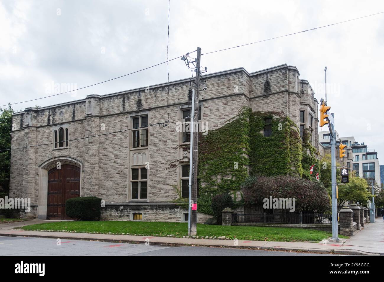 Die 1930 erbaute U-Bahnstation Toronto Hydro Glengrove besticht durch eine im gotischen Stil erbaute Architektur mit Efeu bedeckten, rauen Steinen, bogenförmigen Türen und WIN Stockfoto