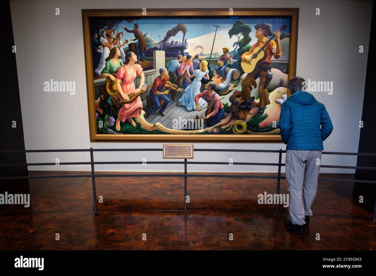 Besucher sehen Thomas Hart Bentons „Quellen der Country Music“ in der Country Music Hall of Fame in Nashville, Tennessee, USA. Stockfoto