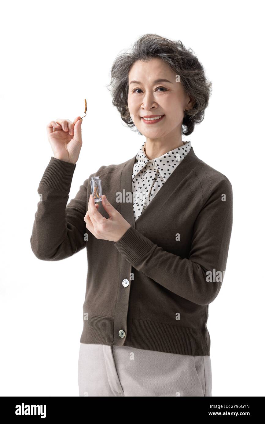 Glückliche Seniorin mit Cordyceps sinensis Stockfoto