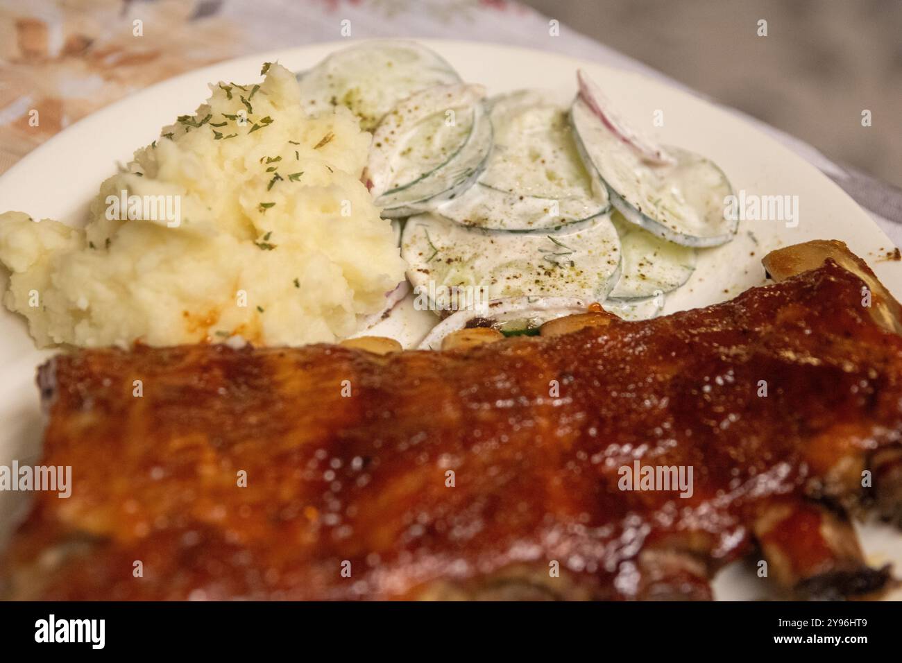 Grillgerippchen mit zwei Seiten zum Abendessen Stockfoto